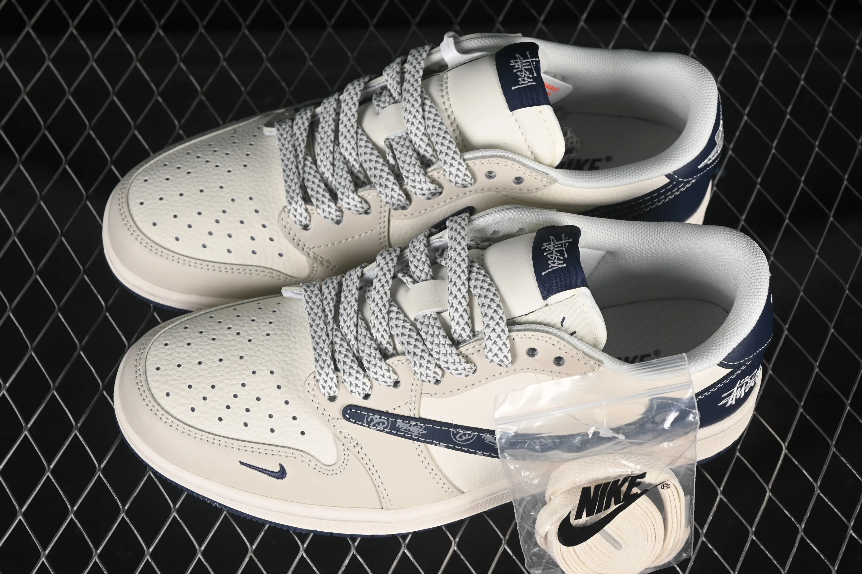 All categories Air Jordan Jordan series basketball shoes Air Jordan 1 Low high-end customized low-top sneakers Travis Scott x Fragment Design x Air Jordan 1 Low OG SP AJ1 Joe 1 Stussi joint rice blue flower hook low-top cultural casual sneakers JJ2508-551